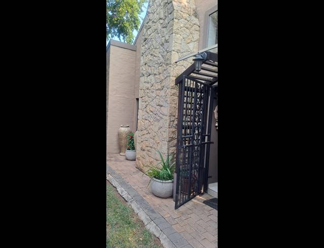 2 BEDROOM TOWNHOUSE FOR SALE IN WATERVAL EAST
